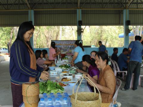 นุ่งผ้าไทย ใช้ปิ่นโต โชว์ผ้าถุง หิวตระกร้ามาทำงาน