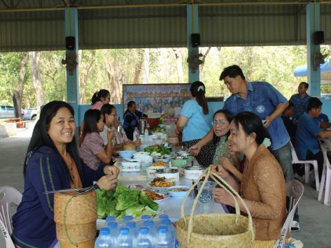 นุ่งผ้าไทย ใช้ปิ่นโต โชว์ผ้าถุง หิวตระกร้ามาทำงาน