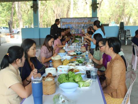 นุ่งผ้าไทย ใช้ปิ่นโต โชว์ผ้าถุง หิวตระกร้ามาทำงาน